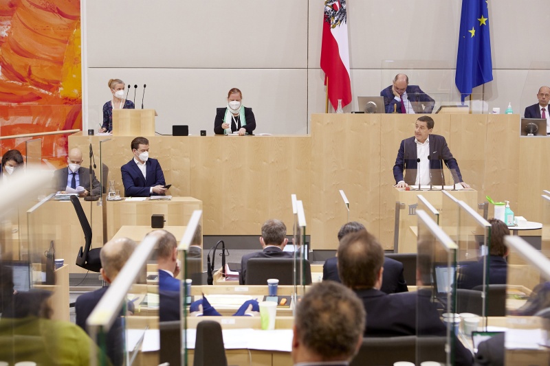 Am Rednerpult Nationalratsabgeordneter Johannes Margreiter (NEOS)