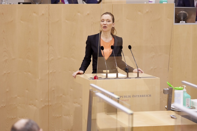 Am Rednerpult Nationalratsabgeordnete Susanne Fürst (FPÖ)
