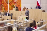 Am Rednerpult Nationalratsabgeordneter Helmut Brandstätter (NEOS)