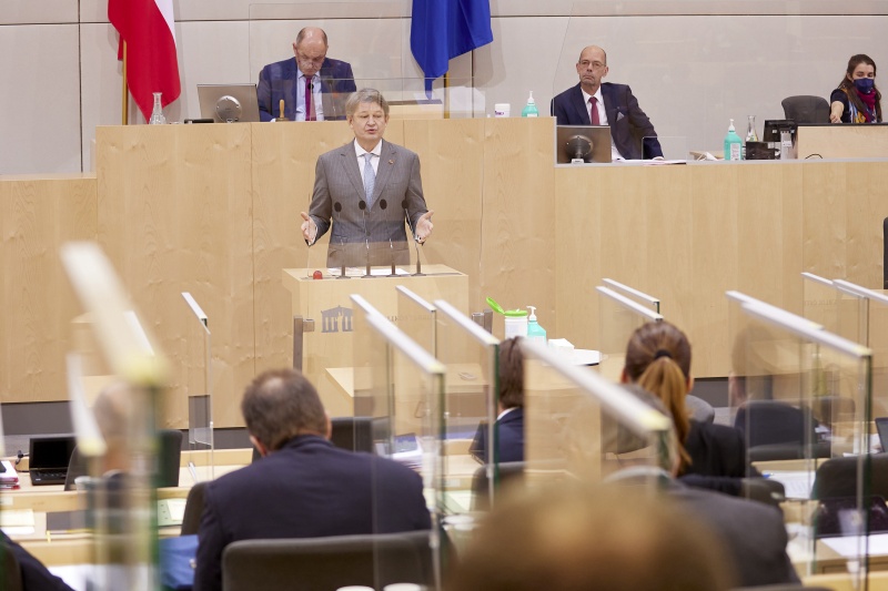 Am Rednerpult Nationalratsabgeordneter Helmut Brandstätter (NEOS)