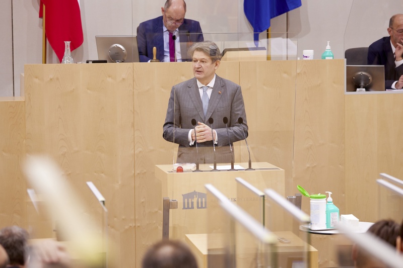 Am Rednerpult Nationalratsabgeordneter Helmut Brandstätter (NEOS)