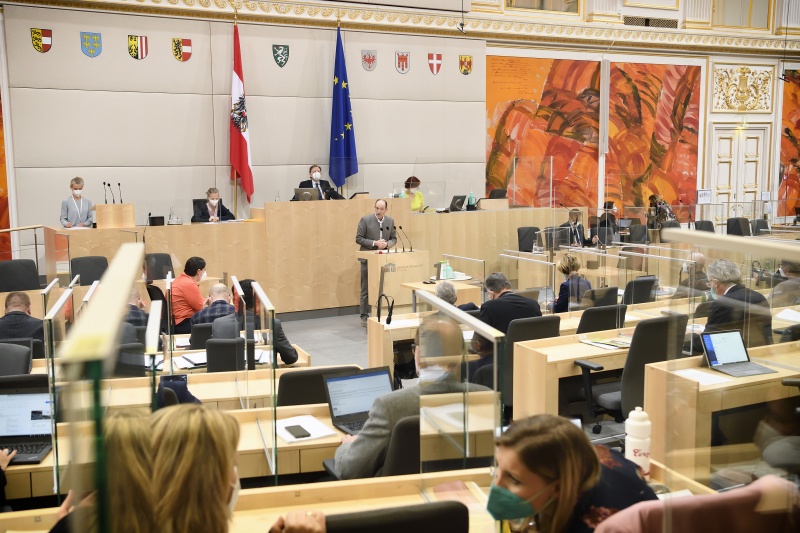 Bundesrat Karl-Arthur Arlamovsky (NEOS) am Wort. Blick Richtung SitzungsteilnehmerInnen