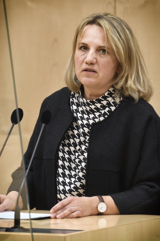 Am Rednerpult: Bundesräting Johanna Miesenberger (ÖVP)