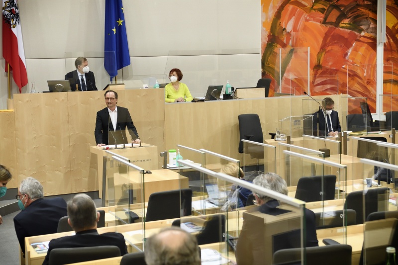 Bundesrat Günter Kovacs (SPÖ) am Wort. Blick Richtung SitzungsteilnehmerInnen