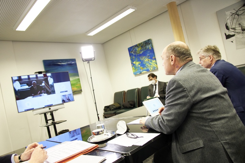 Von links: Nationalratspräsident Wolfgang Sobotka (ÖVP), Parlamentsdirektor Harald Dossi, am Monitor: Sprecher des britischen Unterhauses Lindsay Hoyle