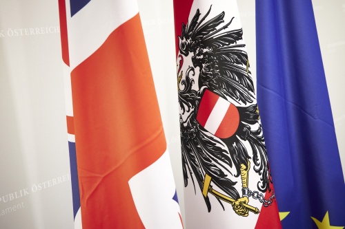 Flaggen von rechts: EU, Österreich, Großbritannien