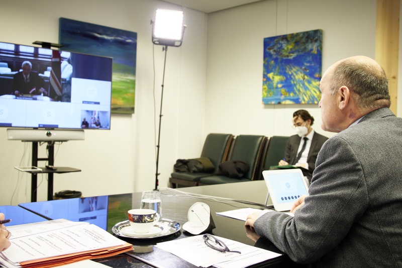 Nationalratspräsident Wolfgang Sobotka (ÖVP), am Monitor: Sprecher des britischen Unterhauses Lindsay Hoyle