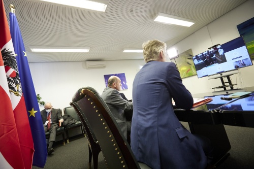 Von links: Nationalratspräsident Wolfgang Sobotka (ÖVP), Parlamentsdirektor Harald Dossi, am Monitor: Sprecher des britischen Unterhauses Lindsay Hoyle