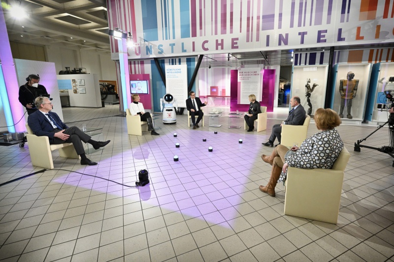 Von links: Direktor des Hasso-Plattner-Instituts Christoph Meinel, Expertin für digitale Ethik Sarah Spiekermann-Hoff, Moderator Gerald Heidegger, Moderatorin Ingrid Thurnher, Nationalratspräsident Wolfgang Sobotka (ÖVP), Autorin Yvonne Hofstetter