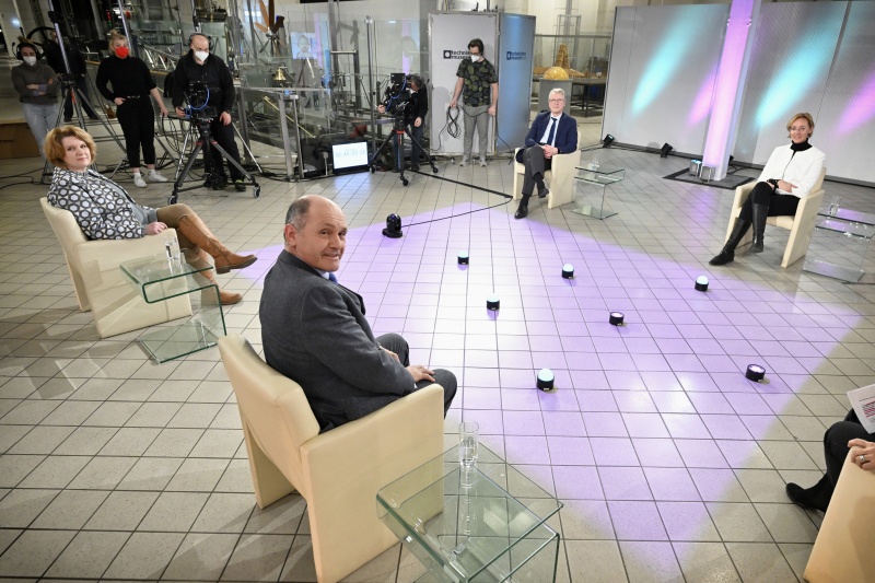 Von links: Autorin Yvonne Hofstetter, Nationalratspräsident Wolfgang Sobotka (ÖVP), Direktor des Hasso-Plattner-Instituts Christoph Meinel, Expertin für digitale Ethik Sarah Spiekermann-Hoff