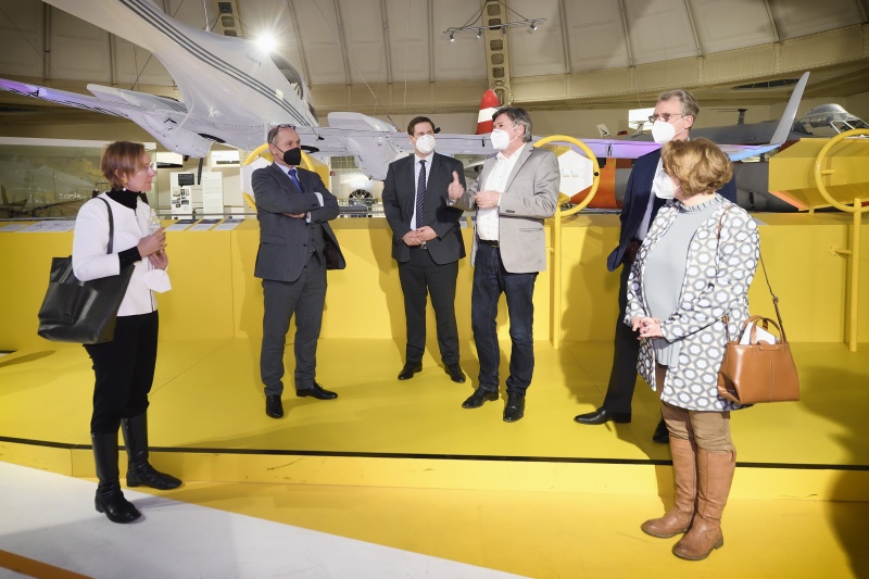 Besuch der Ausstellung. Von links: Expertin für digitale Ethik Sarah Spiekermann-Hoff, Nationalratspräsident Wolfgang Sobotka (ÖVP), Direktor Technisches Museum Wien Peter Aufreiter, Kurator der Ausstellung, Direktor des Hasso-Plattner-Instituts Christoph Meinel, Autorin Yvonne Hofstetter