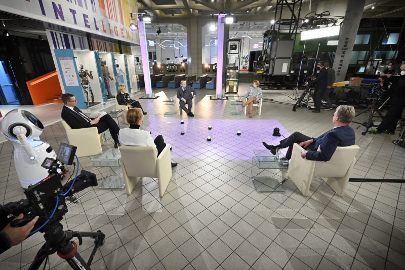 Von links:  Moderator Gerald Heidegger, Moderatorin Ingrid Thurnher,  Expertin für digitale Ethik Sarah Spiekermann-Hoff, Nationalratspräsident Wolfgang Sobotka (ÖVP), Autorin Yvonne Hofstetter, Direktor des Hasso-Plattner-Instituts Christoph Meinel