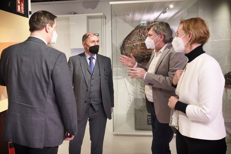 Besuch der Ausstellung. Von links: Direktor Technisches Museum Wien Peter Aufreiter, Nationalratspräsident Wolfgang Sobotka (ÖVP),  Kurator der Ausstellung, Expertin für digitale Ethik Sarah Spiekermann-Hoff