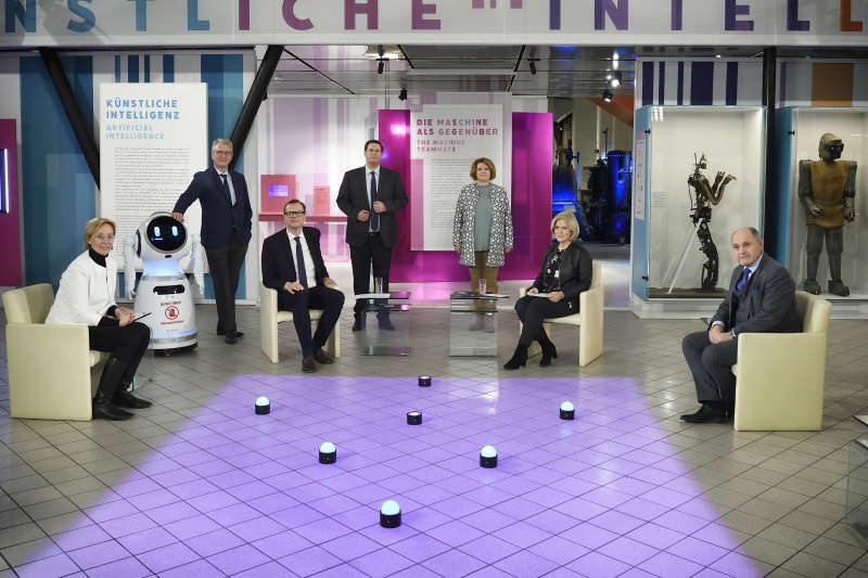 Von links: Expertin für digitale Ethik Sarah Spiekermann-Hoff, Direktor des Hasso-Plattner-Instituts Christoph Meinel, Moderator Gerald Heidegger, Direktor Technisches Museum Wien Peter Aufreiter, Autorin Yvonne Hofstetter, Moderatorin Ingrid Thurnher, Nationalratspräsident Wolfgang Sobotka (ÖVP)