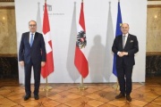 Fahnenfoto. Von links: Schweizer Bundesratspräsident Guy Parmelin, Nationalratspräsident Wolfgang Sobotka (ÖVP)