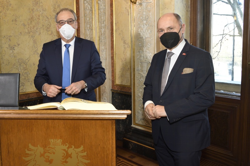 Eintrag ins Gästebuch. Von links: Schweizer Bundesratspräsident Guy Parmelin, Nationalratspräsident Wolfgang Sobotka (ÖVP)