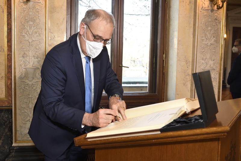 Eintrag ins Gästebuch. Schweizer Bundesratspräsident Guy Parmelin