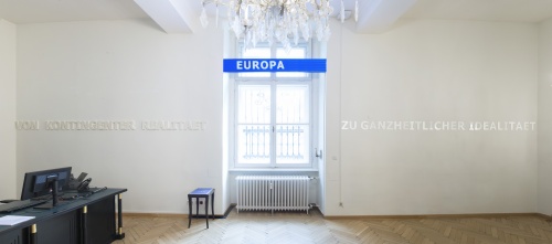 Panoramaaufnahme der Kunstinstallation - Laufschrift: EUROPA