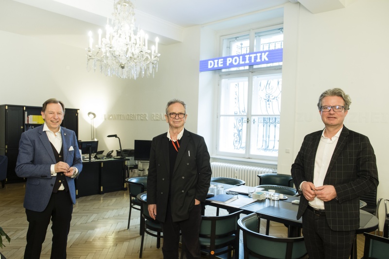 Von links: Bundesratspräsident Christian Buchmann (ÖVP), Künstler Prof. Richard Kriesche, Kulturlandesrat Steiermark Christopher Drexler (ÖVP)