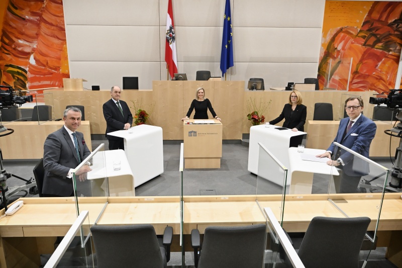 Von links: Dritter Nationalratspräsident Norbert Hofer (FPÖ), Nationalratspräsident Wolfgang Sobotka (ÖVP), Moderation ORF Rebekka Salzer, Zweite Nationalratspräsidentin Doris Bures (SPÖ), Bundesratspräsident Christian Buchmann (ÖVP)