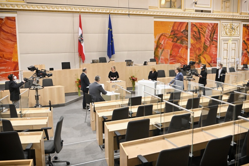 Von links: Nationalratspräsident Wolfgang Sobotka (ÖVP), Dritter Nationalratspräsident Norbert Hofer (FPÖ), Moderation ORF Rebekka Salzer, Zweite Nationalratspräsidentin Doris Bures (SPÖ), Bundesratspräsident Christian Buchmann (ÖVP)