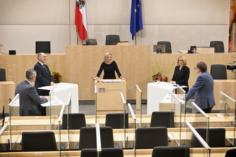 Von links: Dritter Nationalratspräsident Norbert Hofer (FPÖ), Nationalratspräsident Wolfgang Sobotka (ÖVP), Moderation ORF Rebekka Salzer, Zweite Nationalratspräsidentin Doris Bures (SPÖ), Bundesratspräsident Christian Buchmann (ÖVP)