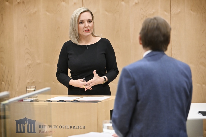 Moderation ORF Rebekka Salzer