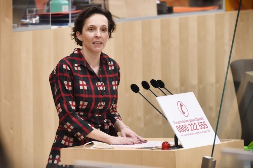 Nationalratsabgeordnete Martina Künsberg Sarre (NEOS) am Wort