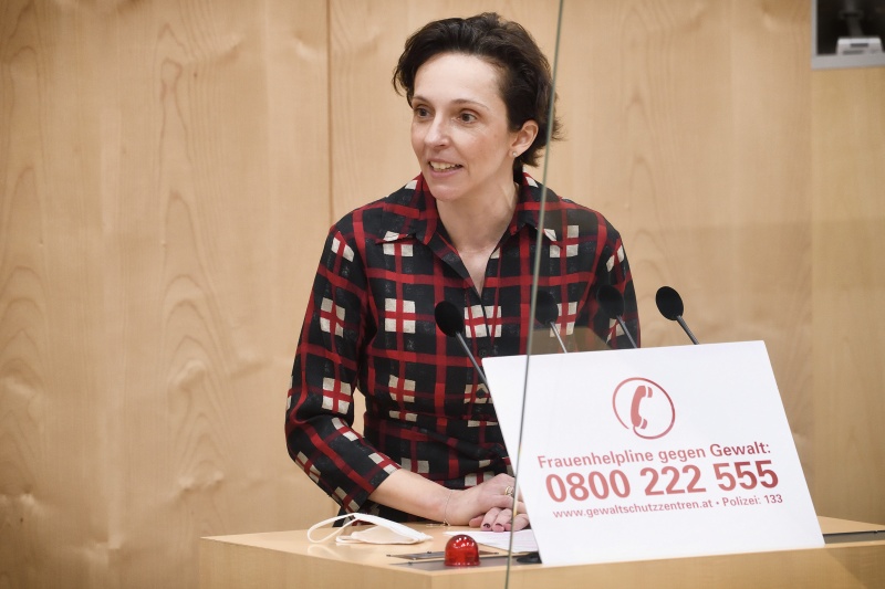 Nationalratsabgeordnete Martina Künsberg Sarre (NEOS) am Wort