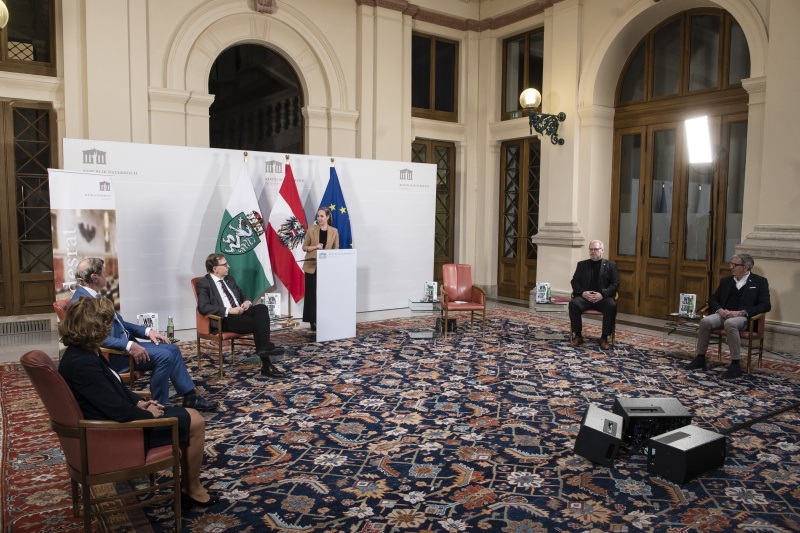Am Podium von links: Geschäftsführerin des ACstyria Mobilitätscluster Christa Zengerer, Autor, Professor am Institut für Volkswirtschaftslehre der Universität Graz Michael Steiner, Bundesratspräsident Christian Buchmann (ÖVP), Moderatorin Nadja Bernhard, Landesvorsitzender des ÖGB Steiermark Bundesrat Horst Schachner (SPÖ), Präsident der Wirtschaftskammer Steiermark Josef Herk