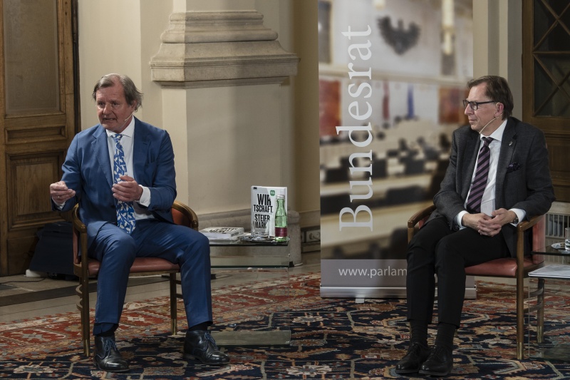 Am Podium von links: Autor, Professor am Institut für Volkswirtschaftslehre der Universität Graz Michael Steiner, Bundesratspräsident Christian Buchmann (ÖVP)