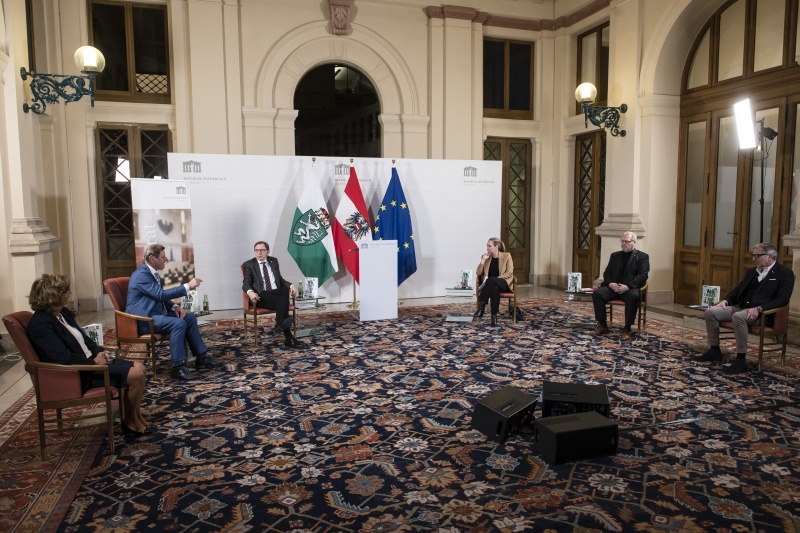 Am Podium von links: Geschäftsführerin des ACstyria Mobilitätscluster Christa Zengerer, Autor, Professor am Institut für Volkswirtschaftslehre der Universität Graz Michael Steiner, Bundesratspräsident Christian Buchmann (ÖVP), Moderatorin Nadja Bernhard, Landesvorsitzender des ÖGB Steiermark Bundesrat Horst Schachner (SPÖ), Präsident der Wirtschaftskammer Steiermark Josef Herk