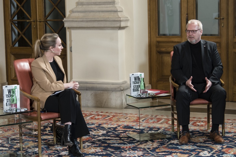Am Podium von links: Moderatorin Nadja Bernhard, Landesvorsitzender des ÖGB Steiermark Bundesrat Horst Schachner (SPÖ)