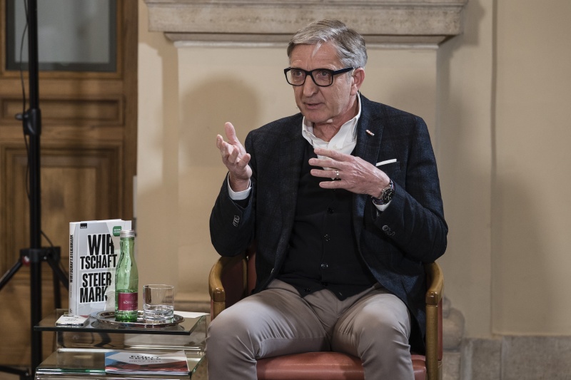 Am Podium: Präsident der Wirtschaftskammer Steiermark Josef Herk