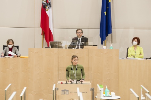 Am Rednerpult: Bundesrätin Heike Eder (ÖVP)
