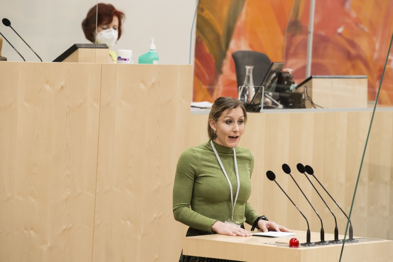 Am Rednerpult: Bundesrätin Heike Eder (ÖVP)