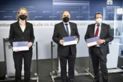 Von links: Studienleiterin IFES Eva Zeglovits, Nationalratspräsident Wolfgang Sobotka (ÖVP), Studienkoordinator Braintrust Thomas Stern