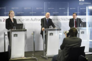 Von links: Studienleiterin IFES Eva Zeglovits, Nationalratspräsident Wolfgang Sobotka (ÖVP), Studienkoordinator Braintrust Thomas Stern
