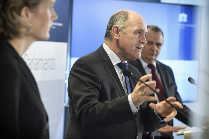 Von links: Studienleiterin IFES Eva Zeglovits, Nationalratspräsident Wolfgang Sobotka (ÖVP), Studienkoordinator Braintrust Thomas Stern