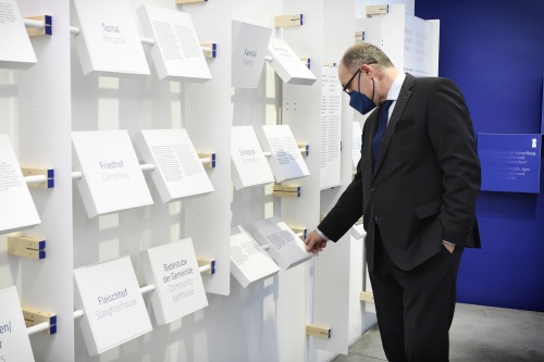Nationalratspräsident Wolfgang Sobotka (ÖVP) beim Besuch der neuen Ausstellung im Jüdischen Museum