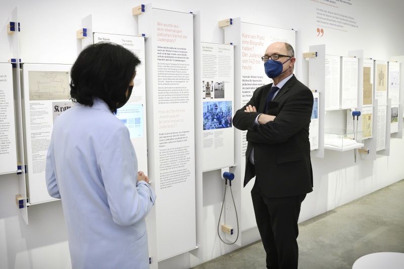 Nationalratspräsident Wolfgang Sobotka (ÖVP) beim Besuch der neuen Ausstellung im Jüdischen Museum. Von links: Direktorin Jüdisches Museum Danielle Spera, Nationalratspräsident Wolfgang Sobotka (ÖVP)