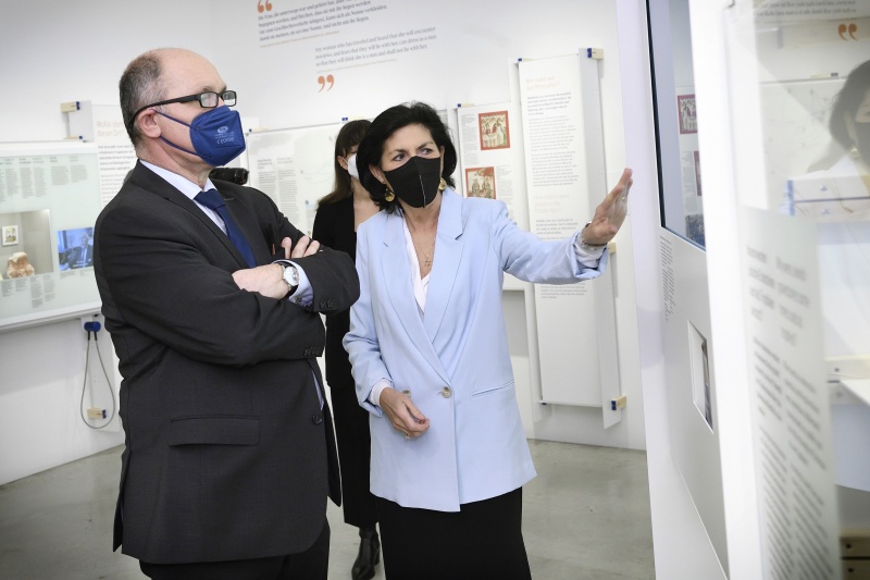 Nationalratspräsident Wolfgang Sobotka (ÖVP) beim Besuch der neuen Ausstellung im Jüdischen Museum. Von links: Nationalratspräsident Wolfgang Sobotka (ÖVP), Direktorin Jüdisches Museum Danielle Spera