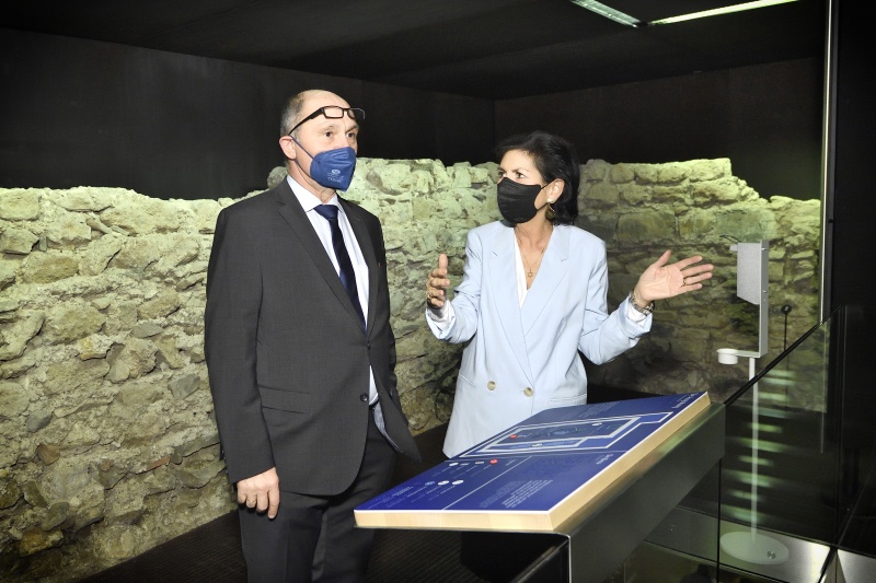 Nationalratspräsident Wolfgang Sobotka (ÖVP) beim Besuch der neuen Ausstellung im Jüdischen Museum. Von links: Nationalratspräsident Wolfgang Sobotka (ÖVP), Direktorin Jüdisches Museum Danielle Spera