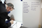 Nationalratspräsident Wolfgang Sobotka (ÖVP) beim Besuch der neuen Ausstellung im Jüdischen Museum. Eintrag in das Gästebuch