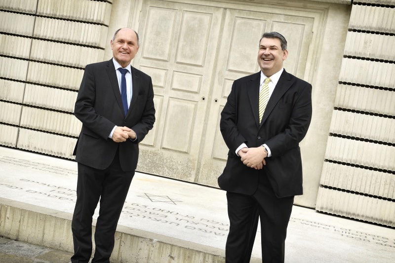 Nationalratspräsident Wolfgang Sobotka (ÖVP) im Gespräch mit dem Präsidenten der Israelitischen Kultusgemeinde Wien Oskar Deutsch