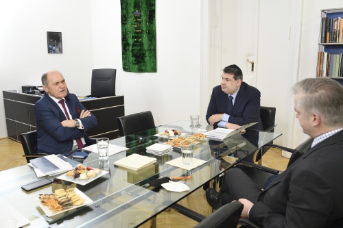 Von links: Nationalratspräsident Wolfgang Sobotka (ÖVP), Präsident der Israelitischen Kultusgemeinde Wien Oskar Deutsch