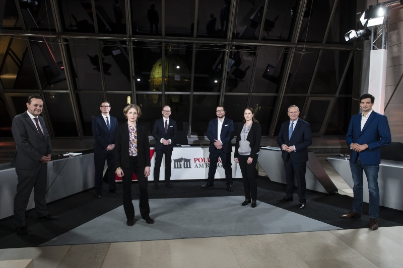 Von links: Nationalratsabgeordneter Georg Bürstmayr (GRÜNE), Nationalratsabgeordneter Reinhold Einwallner (SPÖ), Nationalratsabgeordnete Stephanie Krisper (NEOS), Moderator Gerald Groß, Institut für Rechtsphilosophie an der Universität Wien Nicolas Stockhammer, Präsidentin Richtervereinigung Sabine Matejka, Nationalratsabgeordneter Karl Mahrer (ÖVP), Nationalratsabgeordneter Hannes Amesbauer (FPÖ)