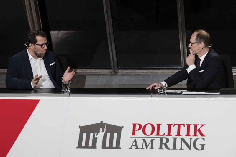 Am Podium von links: Institut für Rechtsphilosophie an der Universität Wien Nicolas Stockhammer, Moderator Gerald Groß