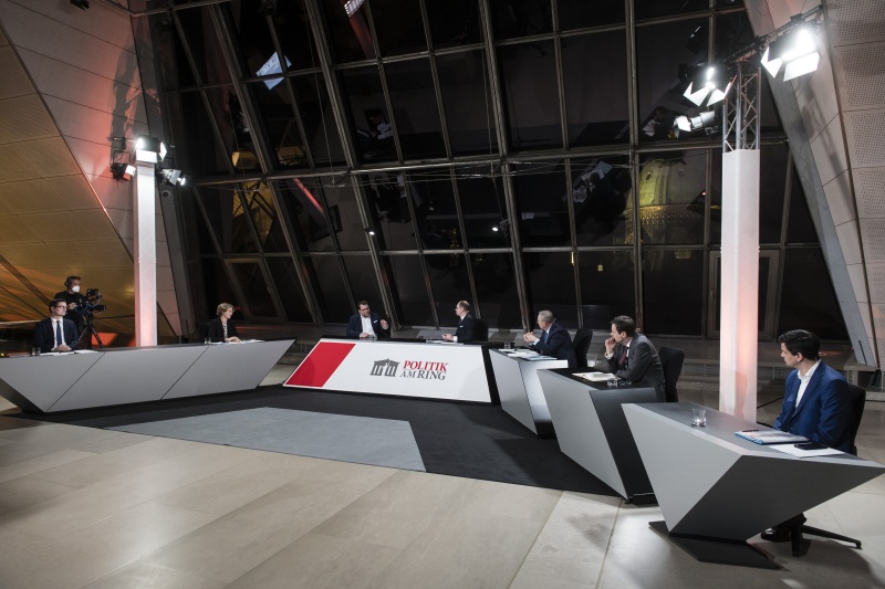 Am Podium von links: Nationalratsabgeordneter Reinhold Einwallner (SPÖ), Nationalratsabgeordnete Stephanie Krisper (NEOS),  Institut für Rechtsphilosophie an der Universität Wien Nicolas Stockhammer, Moderator Gerald Groß, Nationalratsabgeordneter Karl Mahrer (ÖVP), Nationalratsabgeordneter Georg Bürstmayr (GRÜNE), Nationalratsabgeordneter Hannes Amesbauer (FPÖ)