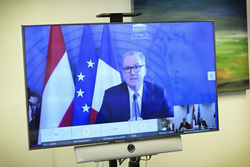 Französischer Parlamentspräsident Richard Ferrand am Bildschirm